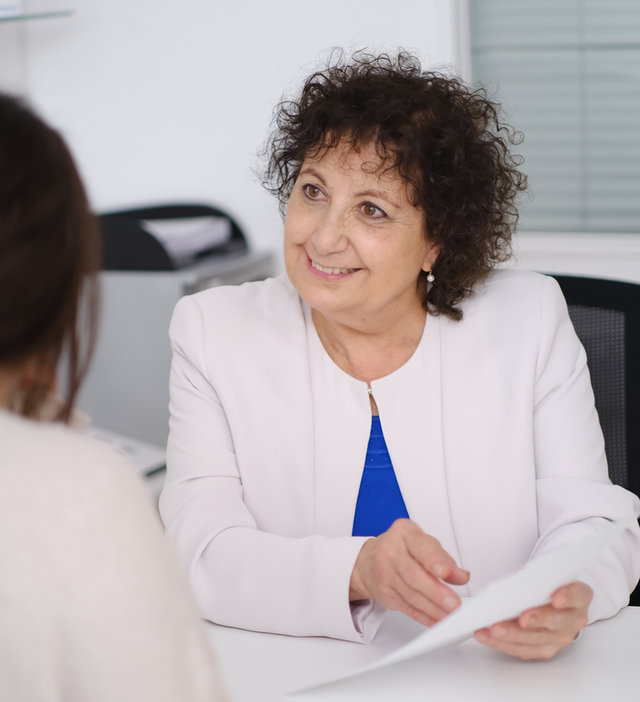 Dra. Masdéu atendiendo a una paciente en la consulta.